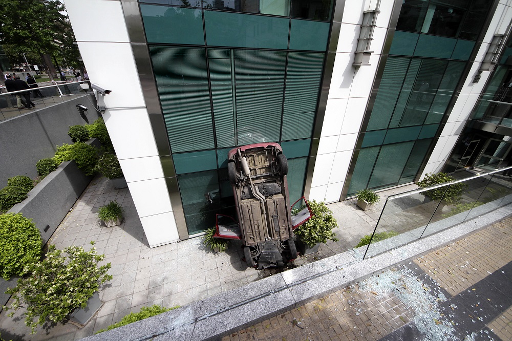 Automovil cae a zocalo de edificio en Las Condes