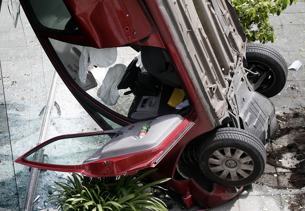 Automovil cae a zocalo de edificio en Las Condes