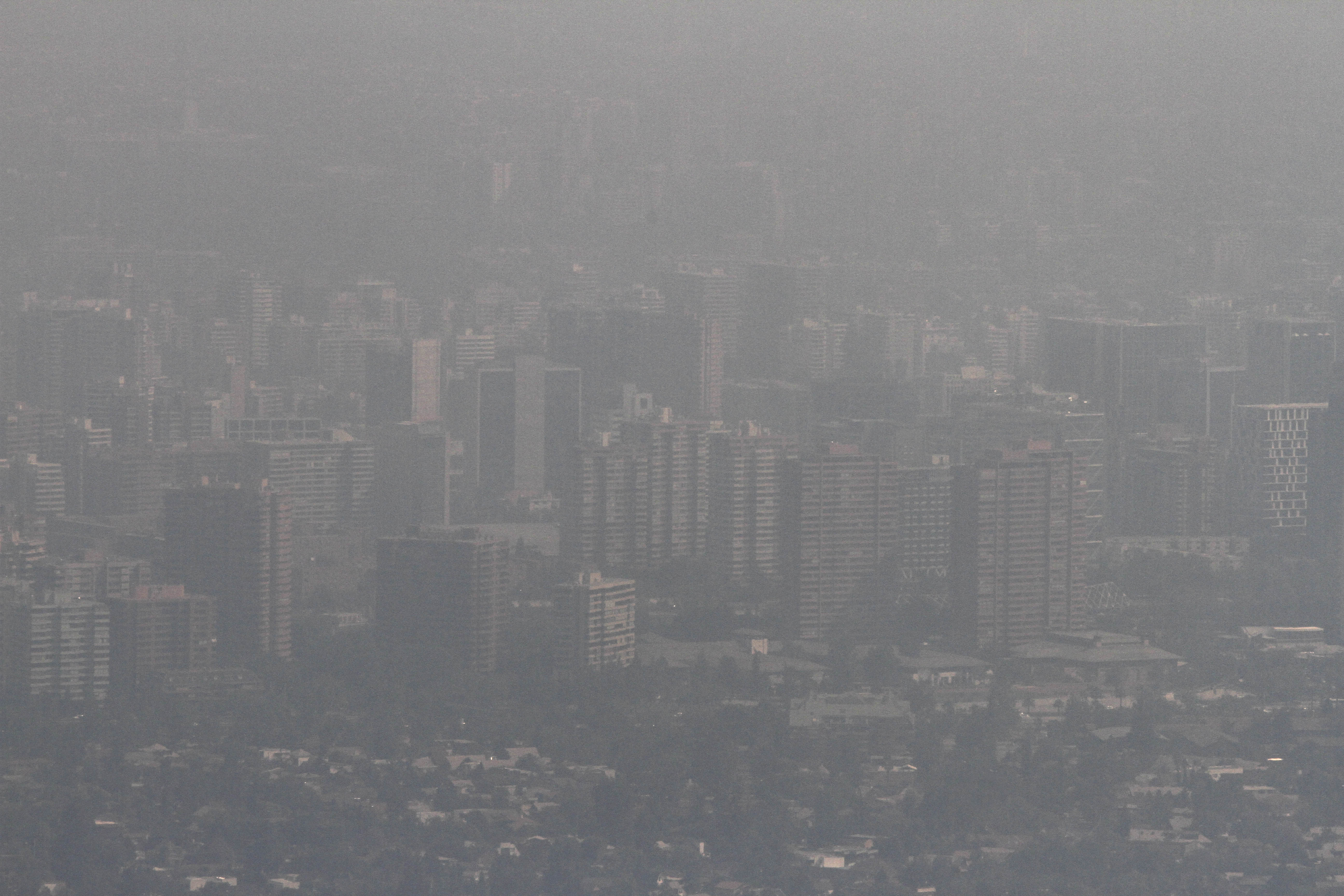 Vista panoramica de Santiago bajo el humo de los incendios forestales que afectan a la Capital
