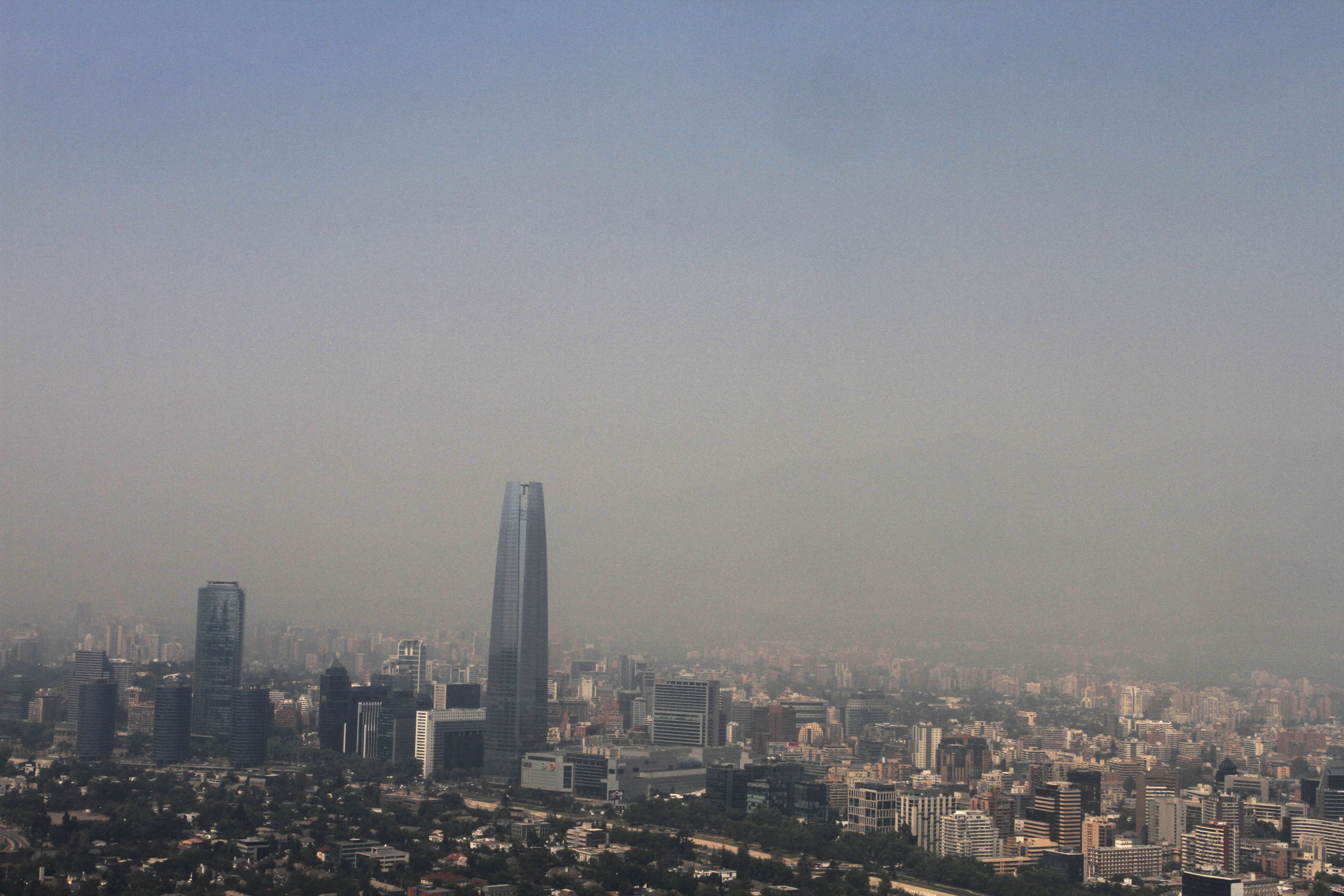 Vista panoramica de Santiago bajo el humo de los incendios forestales que afectan a la Capital