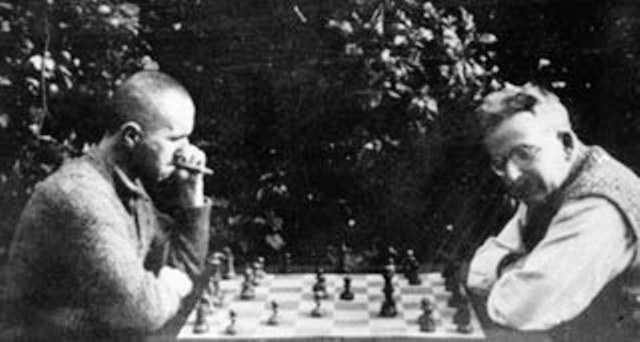 Bertolt Brecht y Walter Benjamin jugando al ajedrez (verano de 1934, Svendborg, Dinamarca).