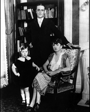 Francis Scott Fitzgerald, su esposa Zelda y el pequeño Scottie en su casa, en Sands Point, Nueva York.