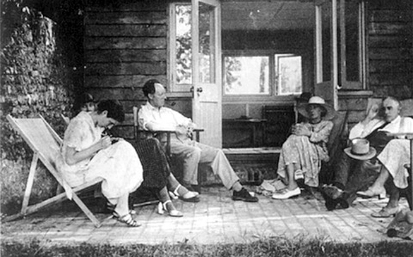 Virginia Woolf en su casa de veraneo con Maynard Keynes, Angelica Bell, Vanessa Bell y, and Clive Bell (1930s).