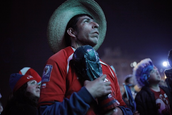 Hinchas ven partido de Chile en la Plaza de la Ciudadanía