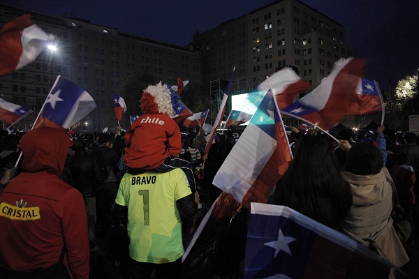 Hinchas ven partido de Chile en la Plaza de la Ciudadanía