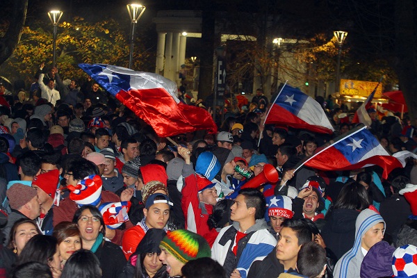 Hinchas penquista sufrieron y celebraron el triunfo de Chile en el mundial.