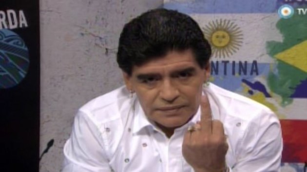 Maradona dedo arriba