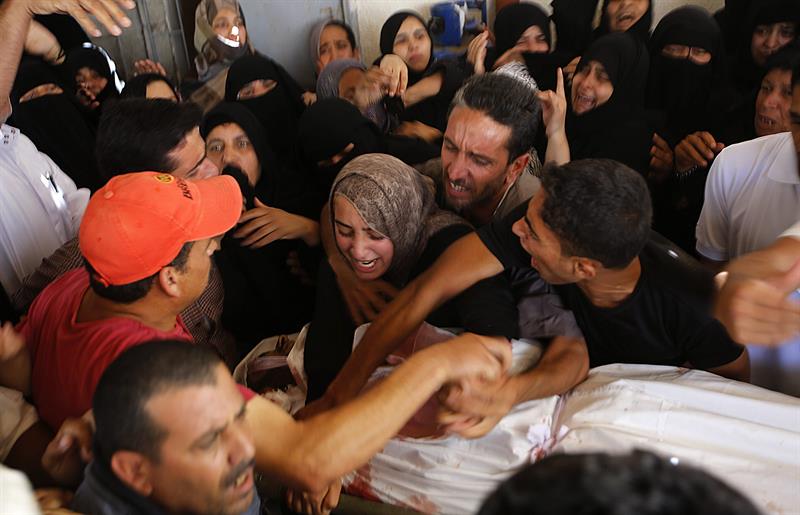 Una mujer llora a su esposo muerto en un ataque del ejército israelí