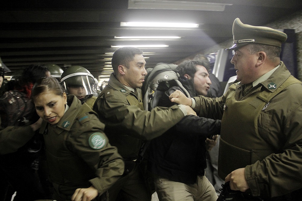 Pasajeros realizan evasión en estación Baquedano