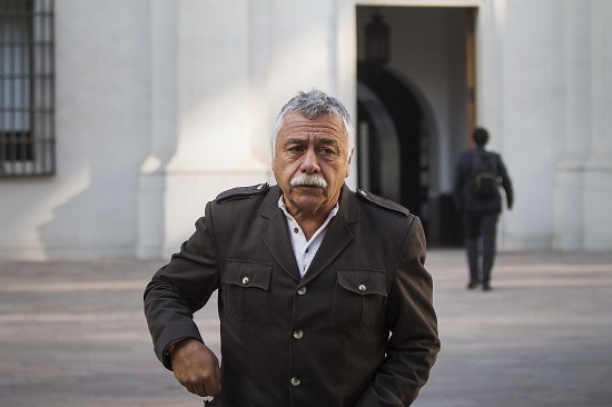 Carlos Caszely camina por el Palacio de La Moneda