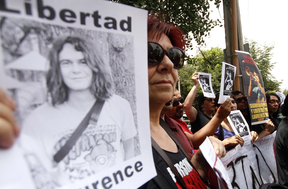 Manifestacion afuera de la embajada de Mexico por chileno detenido