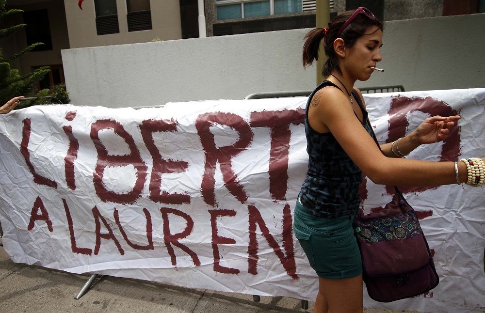 Manifestacion afuera de la embajada de Mexico por chileno detenido