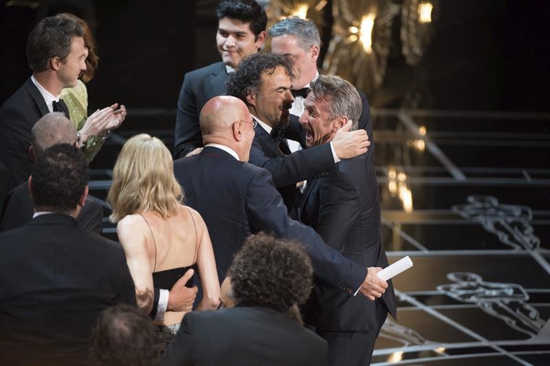 Sean Penn felicitando al cineasta Alejandro Garcia Inarritu  tras ganar Mejor Pelicula, Mejor Direccion, Mejor Guion y Mejor Fotografia por Birdman