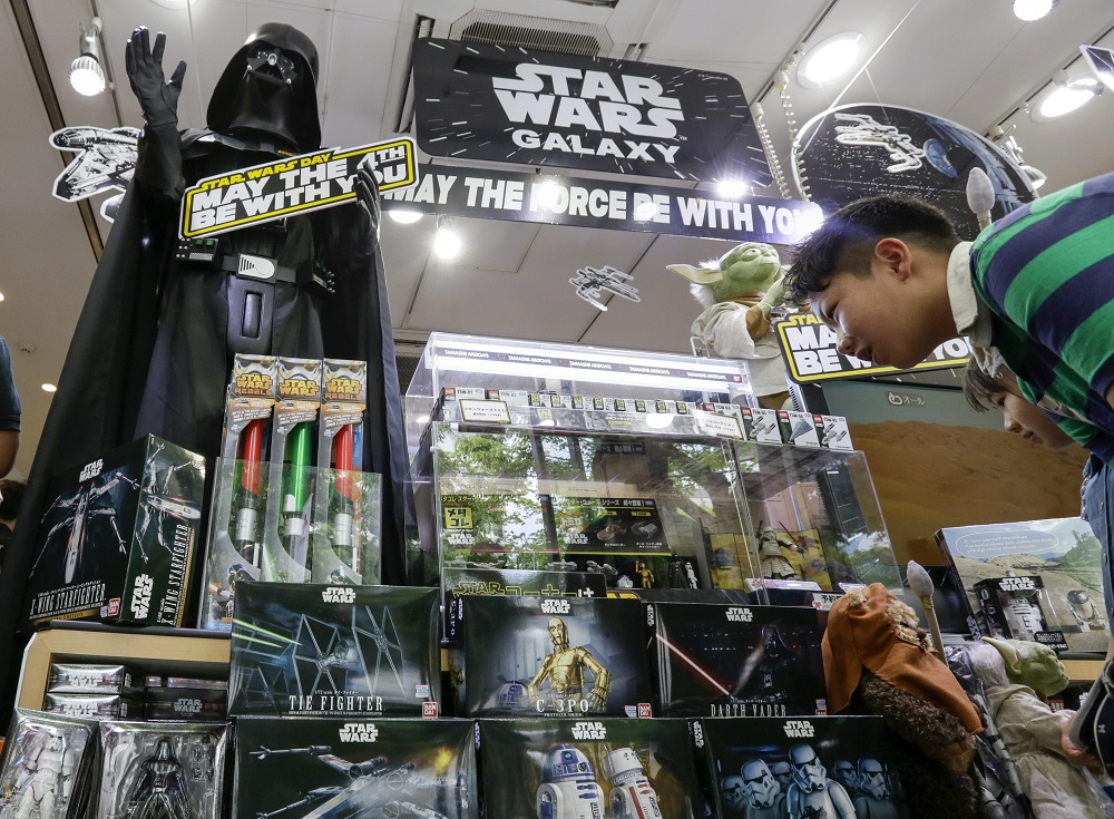 KMA. Tokyo (Japan), 04/05/2015.- A boy and girl check Star Wars' merchandise during a campaign celebrating 'Star Wars Day' at a toy shop in Tokyo, Japan, 04 May 2015. May fourth is commemorated for 'May the Force be with you', the famous words in the movie. (Japón, Tokio) EFE/EPA/KIMIMASA MAYAMA