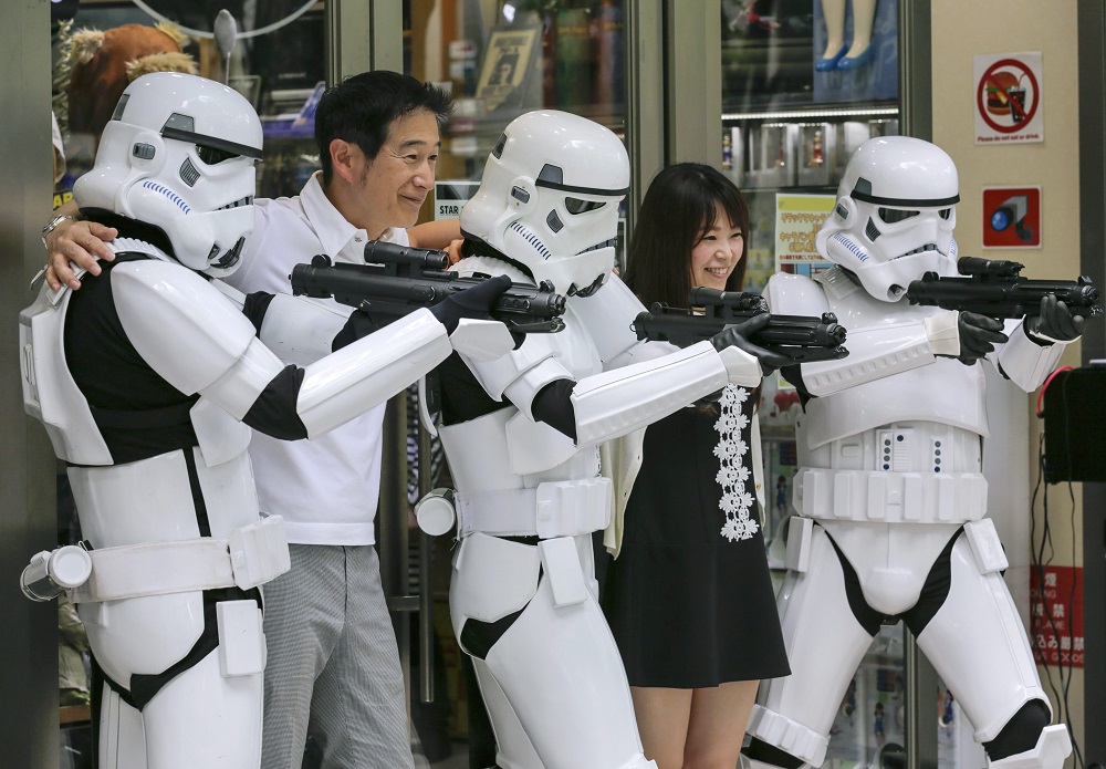 KMA. Tokyo (Japan), 04/05/2015.- Fans join with Star Wars' Stormtroopers posing in an appearance for a campaign celebrating 'Star Wars Day' at a toy shop in Tokyo, Japan, 04 May 2015. May fourth is commemorated for 'May the Force be with you', the famous words in the movie. (Japón, Tokio) EFE/EPA/KIMIMASA MAYAMA