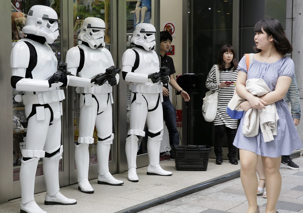 KMA. Tokyo (Japan), 04/05/2015.- A woman walks past Star Wars' Stormtroopers posing in an appearance for a campaign celebrating 'Star Wars Day' at a toy shop in Tokyo, Japan, 04 May 2015. May fourth is commemorated for 'May the Force be with you', the famous words in the movie. (Japón, Tokio) EFE/EPA/KIMIMASA MAYAMA