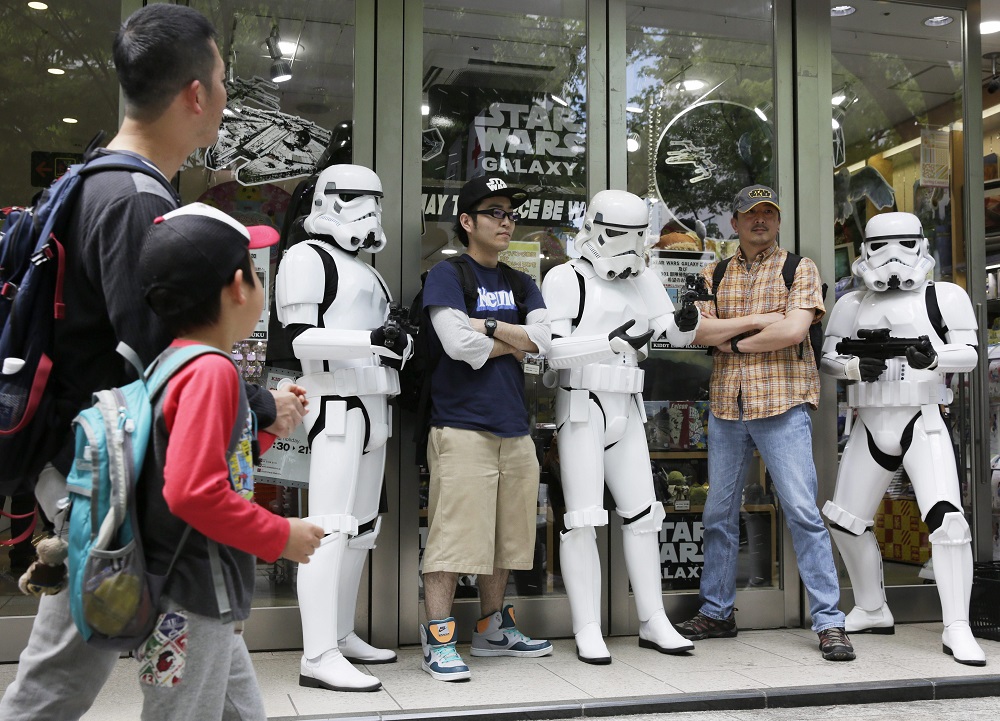 KMA. Tokyo (Japan), 04/05/2015.- A boy and his father are watching Star Wars' Stormtroopers with fans posing in an appearance for a campaign celebrating 'Star Wars Day' at a toy shop in Tokyo, Japan, 04 May 2015. May fourth is commemorated for 'May the Force be with you', the famous words in the movie. (Japón, Tokio) EFE/EPA/KIMIMASA MAYAMA