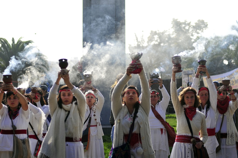 23 de Mayo del 2015 / SANTIAGO  Un grupo de mujeres, sostiene unas copas con humo, previo a la marcha contra la empresa Monsanto, organizada por el Colectivo Ecológico de Acción y otras nueve organizaciones ecologistas.  FOTO: SEBASTIAN BELTRAN GAETE / AGENCIAUNO