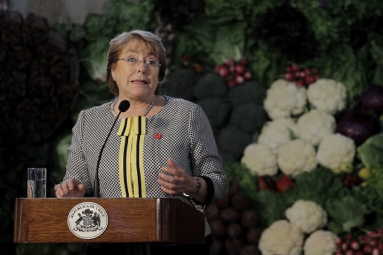 15 de Octubre de 2014/SANTIAGO La Presidenta de la República, Michelle Bachelet, realiza un discurso en el galpón "Chacareros", de la Vega Central, durante el lanzamiento del pabellón "El amor de Chile" en la expo Milán 2015. FOTO: HANS SCOTT/AGENCIAUNO