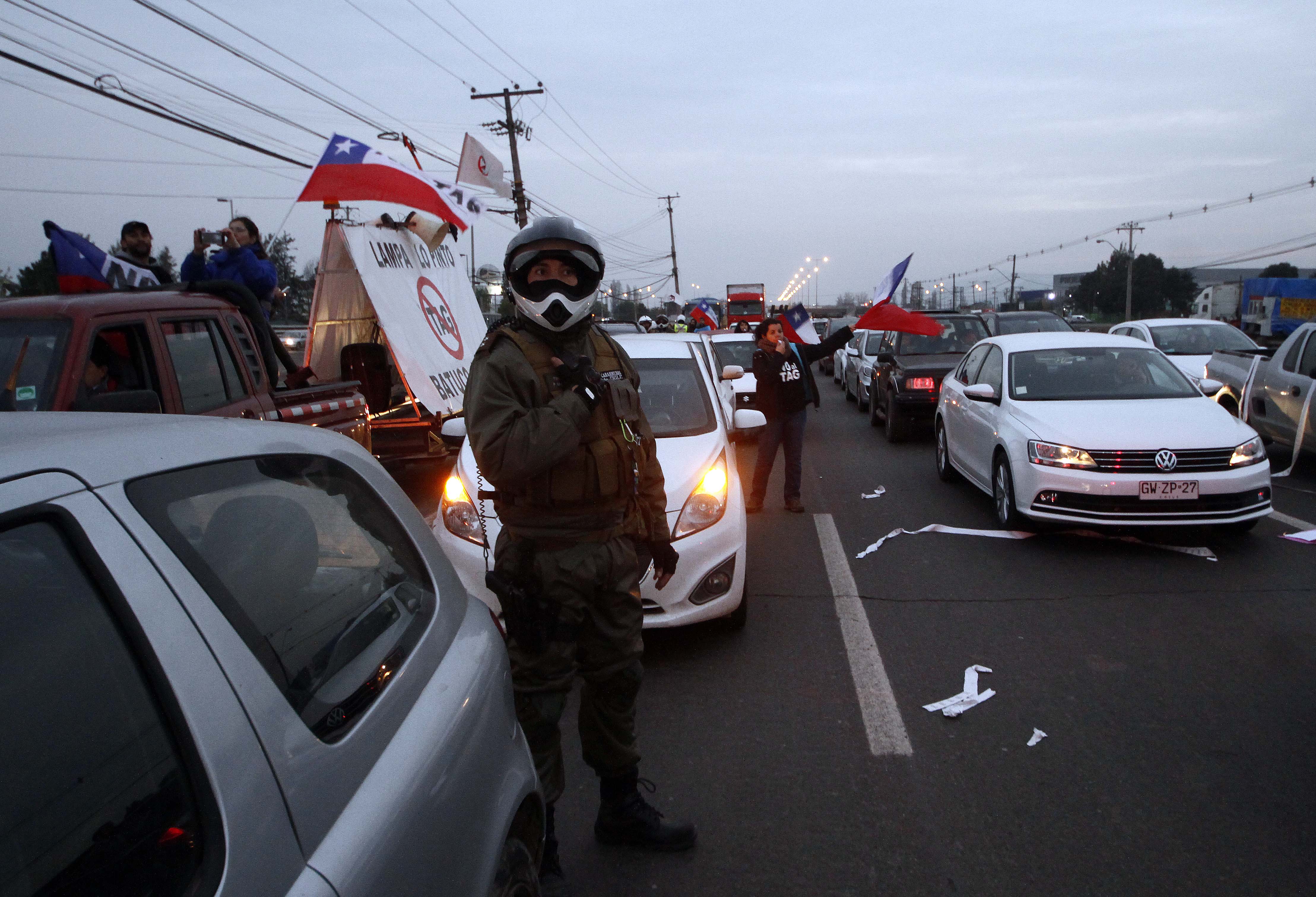 25 de Agosto de 2015/SANTIAGO Vecinos de Lampa bloquearon la ruta 5 Norte a la altura del kilometro 21 en protesta por la instalacion de 4 pórticos Tag que ellos consideran un robo por parte de la autopista concesionaria FOTO: FRANCISCO CASTILLO D./AGENCIAUNO