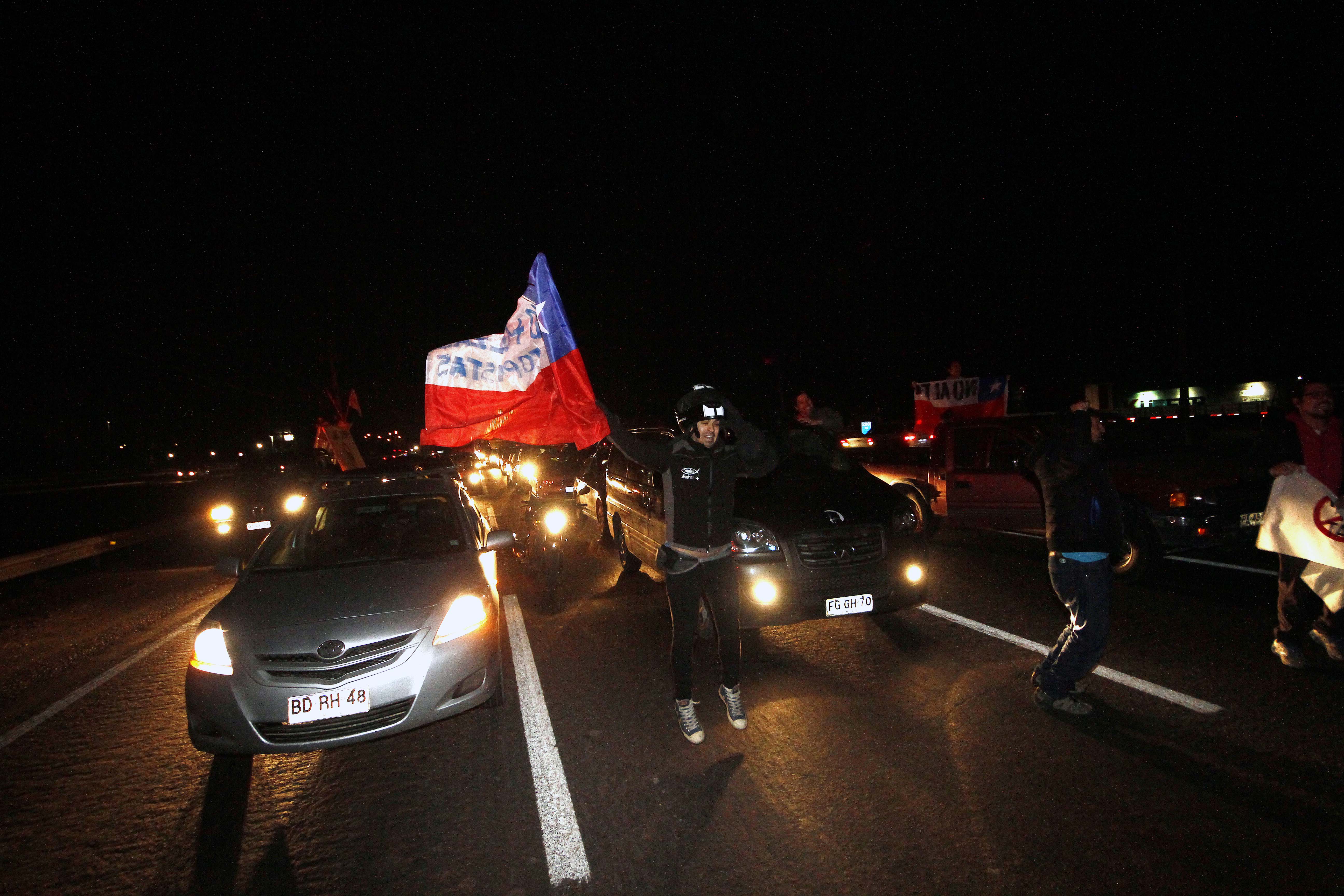 25 de Agosto de 2015/SANTIAGO Vecinos de Lampa bloquearon la ruta 5 Norte a la altura del kilometro 21 en protesta por la instalacion de 4 pórticos Tag que ellos consideran un robo por parte de la autopista concesionaria FOTO: FRANCISCO CASTILLO D./AGENCIAUNO