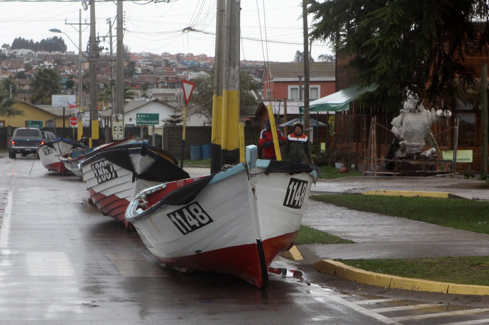 08 de Agosto 2015/LA SERENA, pescadores de la caleta de Peñuelasmretiran sus botes del fuerte oleaje/FOTO:HERNAN CONTRERAS/AGENCIAUNO