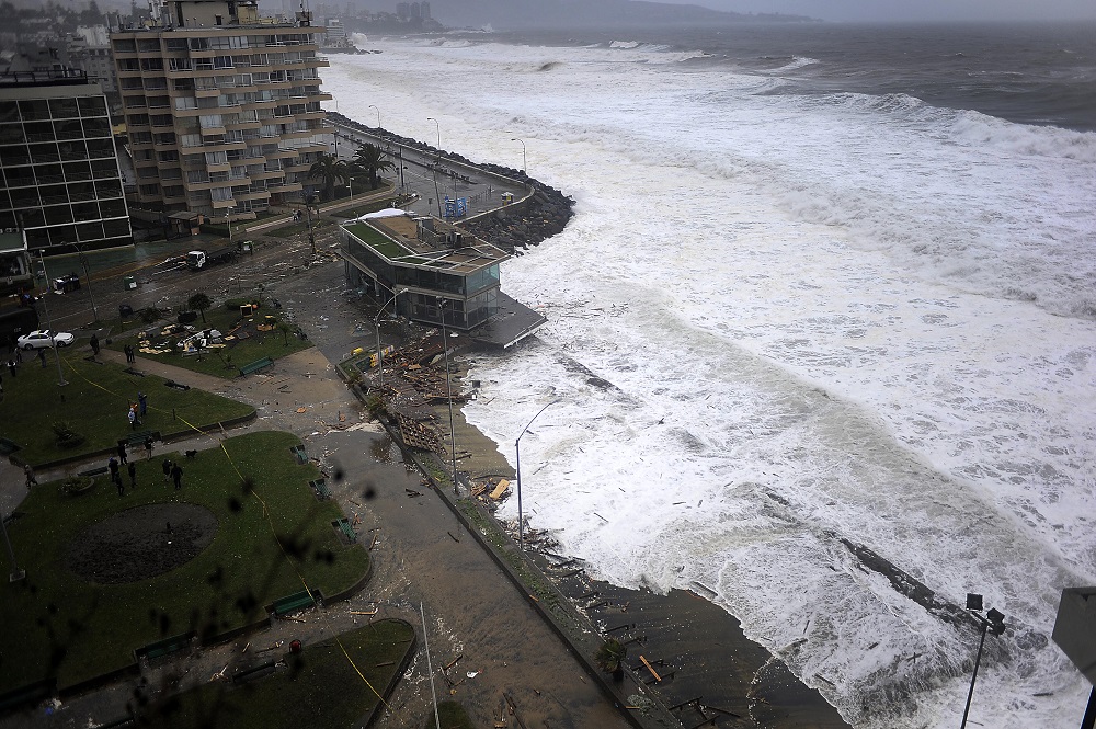 08 Agosto 2015/VIÑA DEL MAR   Avenida Peru muestra   los fuertes vientos y olas que se registran el borde costero de Viña Del Mar, producto del frente de lluvias y viento que afecta a la zona centro sur del país. FOTO : PABLO OVALLE ISASMENDI / AGENCIAUNO