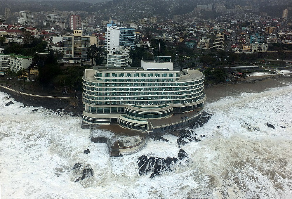 08 Agosto de 2015 /VALPARAISO  Vista General  del Hotel Sheraton durante las fuerte marejadas que afecta que afecta a la zona centro sur del País . FOTO : SANTIAGO MORELAS / AGENCIAUNO