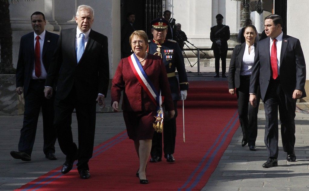 18 de Septiembre de 2015/SANTIAGO La Presidenta de la República, Michelle Bachelet (c), abandona el Palacio de La Moneda para dirigirse al Te Deum Ecuménico 2015 realizado en la Catedral de Santiago, en el marco de las celebraciones de la Independencia de Chile. FOTO: CRISTOBAL ESCOBAR/AGENCIAUNO