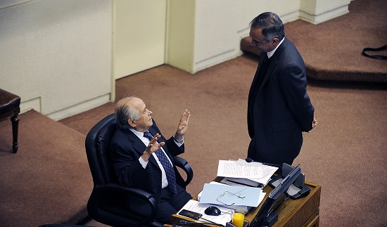 19 de Agosto del 2015/VALPARAÍSO Los Senadores Andres Zaldivar conversa con Ignacio Walker ,durante el debate  en el senado del proyecto de ley de la reforma laboral. FOTO : PABLO OVALLE ISASMENDI / AGENCIAUNO