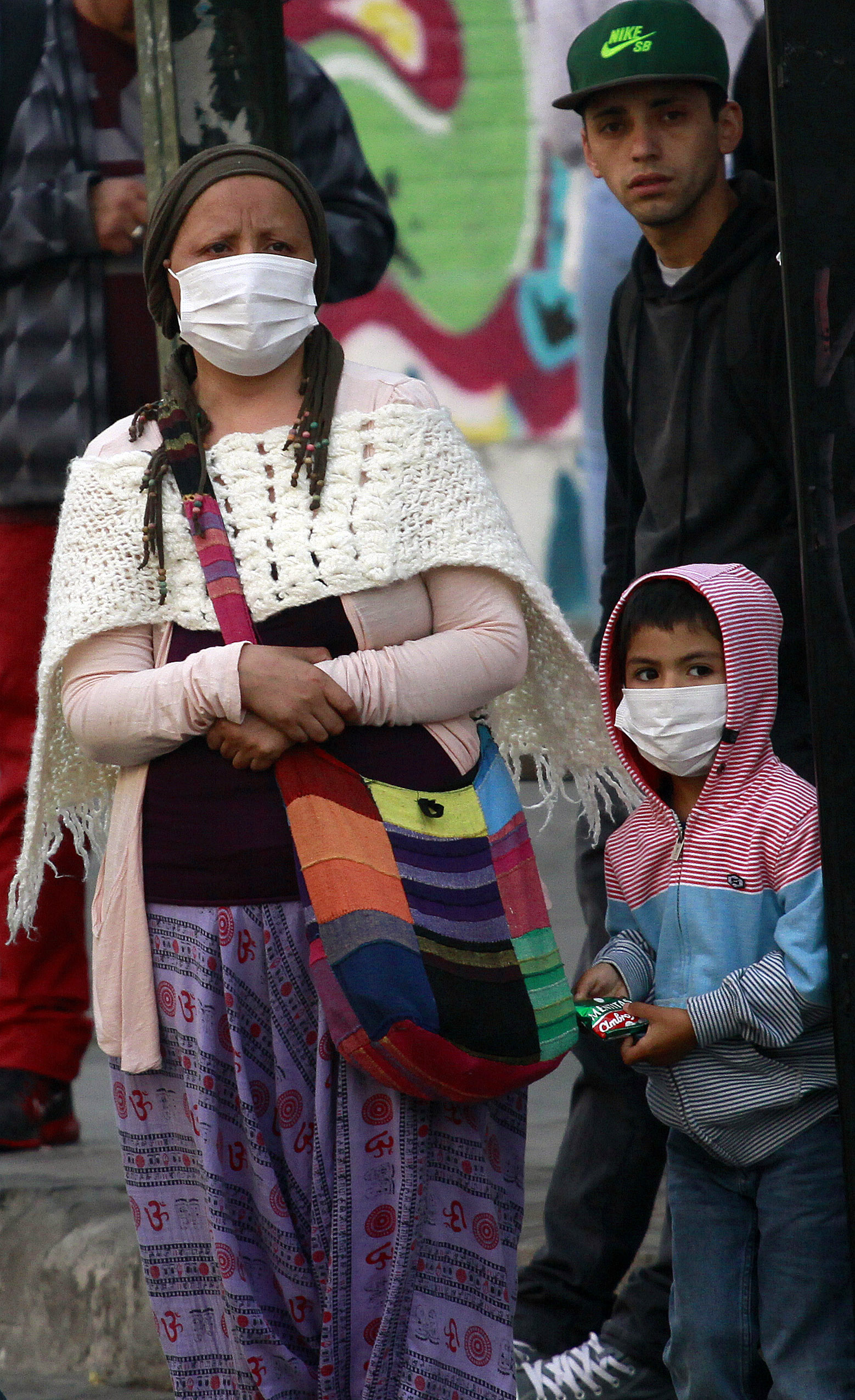 19 de Enero de 2016/SANTIAGO Personas cubren sus rostros para protegerse del mal olor que cubre la zona de la plaza de San Bernardo (en las fotografías ) causado por el incendio que afecta el vertedero San Marta en Talagante FRANCISCO CASTILLO D./AGENCIAUNO