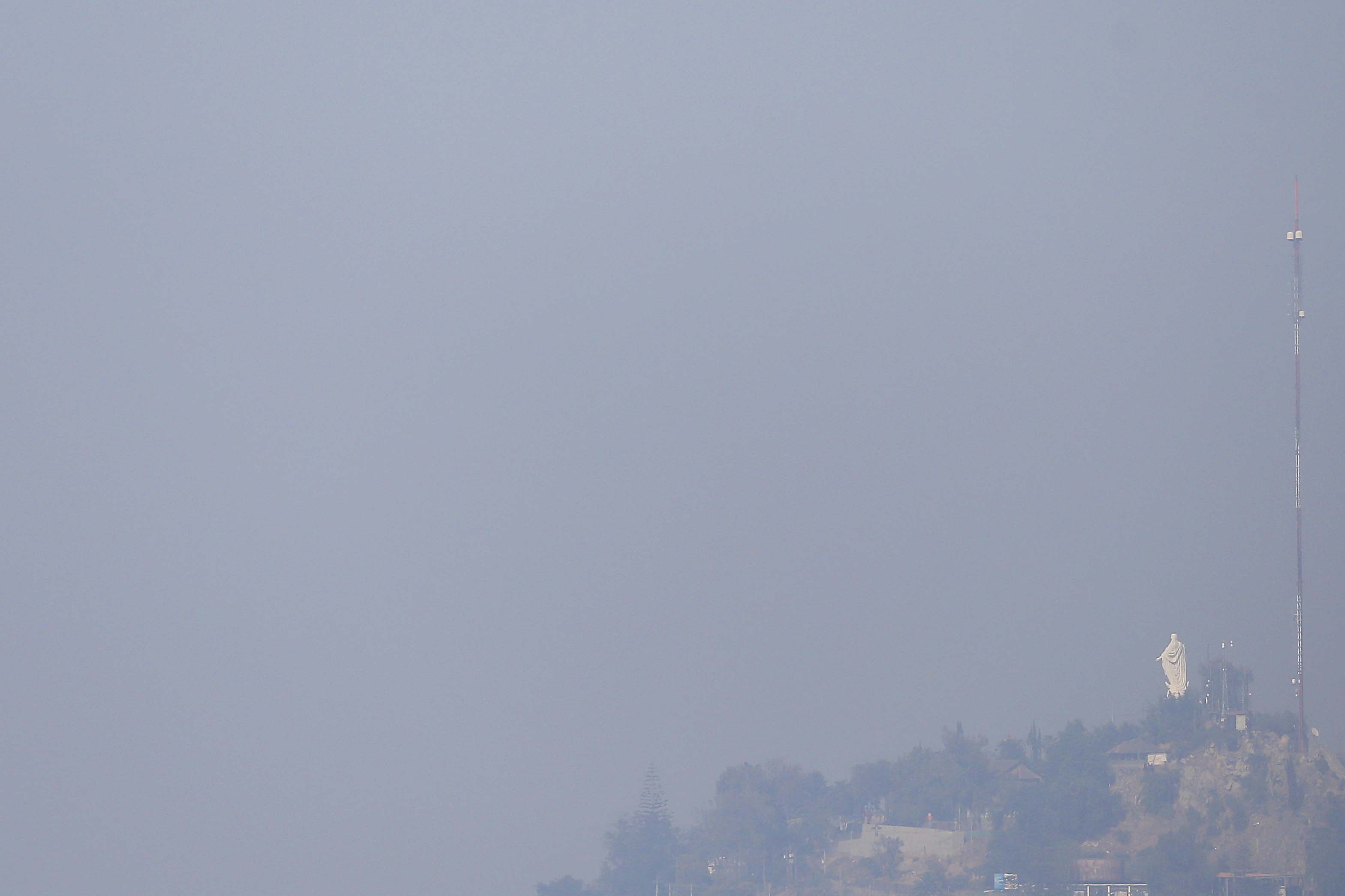 19 de Enero del 2016/ SANTIAGO Vista desde el edificio Costanera Center, de la ciudad de Santiago con una densa capa de humo producto del incendio en el vertedero Santa Marta. FOTO : RAFA MARTINEZ/AGENCIAUNO