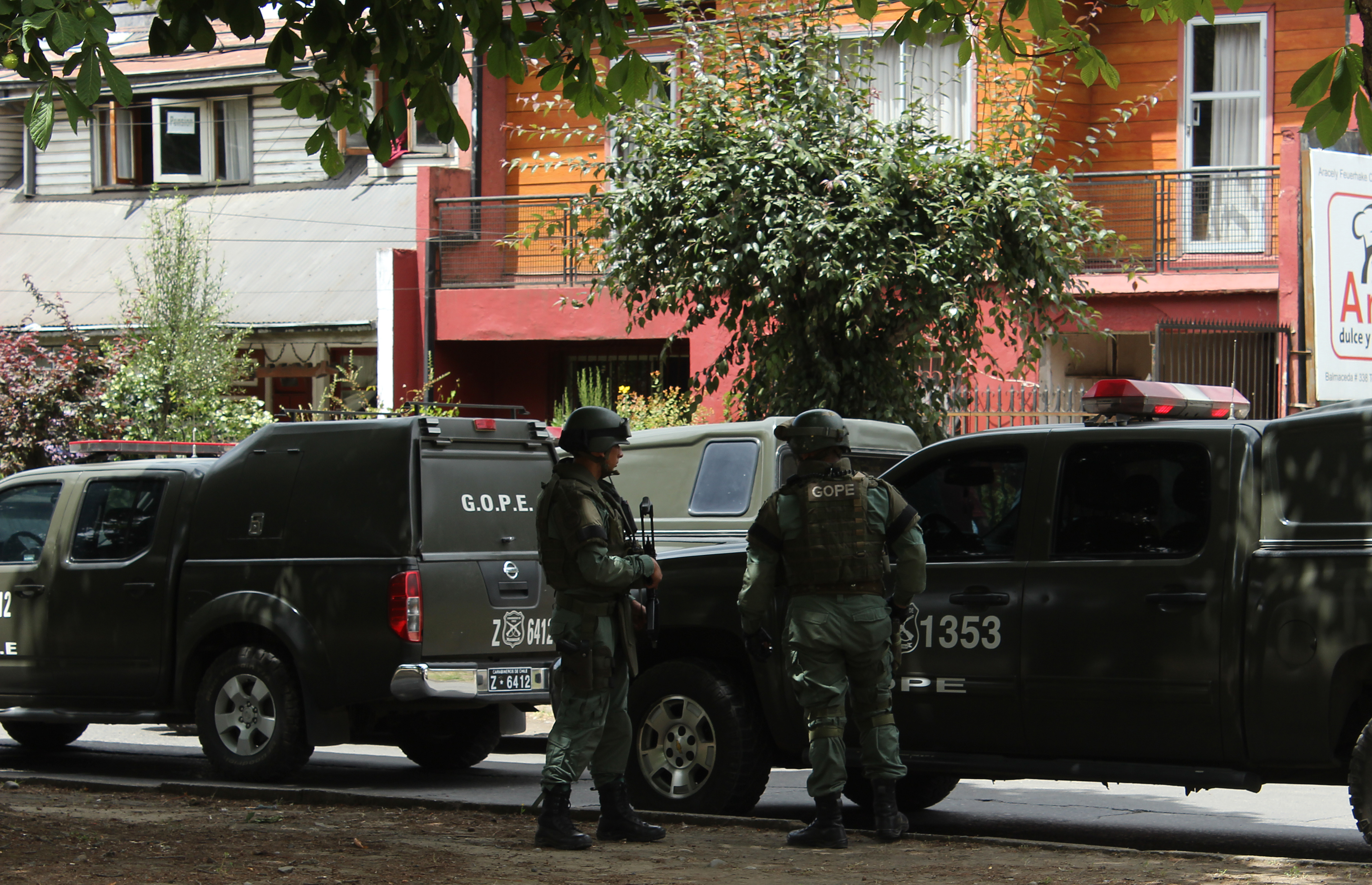 15 de Enero de 2016/SANTIAGO Funcionarios del GOPE realizan operativo para desactivar una bomba la que fue adosada a un muro de la cárcel de Temuco, y que en su interior contenía 13 cartuchos de dinamita. FOTO:GUIDO REBOLLEDO/AGENCIAUNO