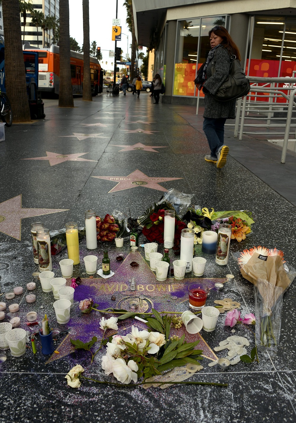 ARA11 HOLLYWOOD (ESTADOS UNIDOS), 11/01/2016.- Vista de las flores y las velas depositadas en la estrella del cantante británico David Bowie en el Paseo de la Fama de Hollywood, California, Estados Unidos hoy 11 de enero de 2016. El legendario músico británico David Bowie, pionero del "glam rock" y referencia de legiones de artistas, ha muerto de cáncer a los 69 años, dejando el álbum "Blackstar" como "regalo de despedida". EFE/Paul Buck