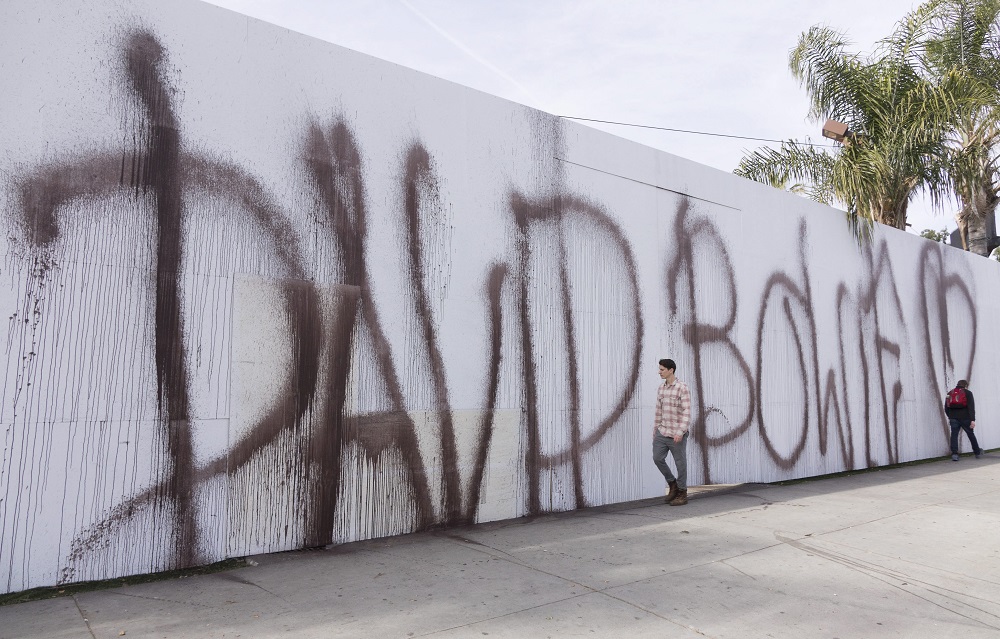 ARA01. LOS ÁNGELES (CA, EE.UU.), 11/01/2016.- Vista de un mural en memoria del fallecido músico británico David Bowie hoy, lunes 11 de enero de 2016, en Los Ángeles , California (EE.UU.). Bowie, autor de clásicos como "Starman" y "Space Oddity", ha muerto a los 69 años de cáncer, informa hoy su página de Facebook. EFE/EUGENE GARCÍA