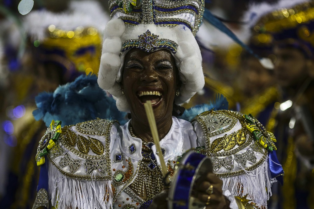 BRA29. RÍO DE JANEIRO (BRASIL), 07/02/2016.- Integrantes de la escuela de samba Beija Flor participan en el primer día de desfiles de las Escuelas de Samba del Grupo Especial de Río de Janeiro hoy, domingo 7 de febrero de 2016, en el Sambódromo de Río de Janeiro (Brasil). EFE/ANTONIO LACERDA