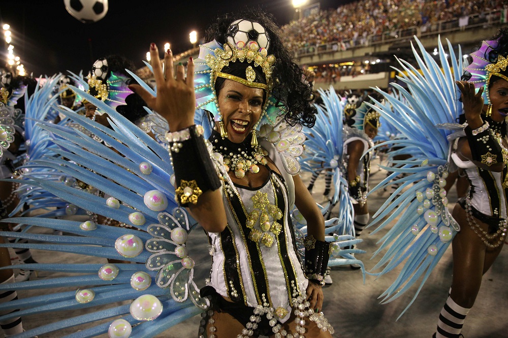 BRA29. RÍO DE JANEIRO (BRASIL), 07/02/2016.- Integrantes de la escuela de samba Grande Rio participan en el primer día de desfiles de las Escuelas de Samba del Grupo Especial de Río de Janeiro hoy, domingo 7 de febrero de 2016, en el Sambódromo de Río de Janeiro (Brasil). EFE/MARCELO SAYAO