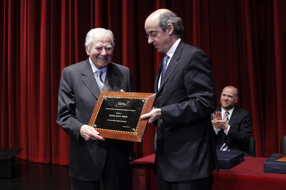 7 de Agosto de 2014/ SANTIAGO  El ex Presidente Patricio Aylwin Azócar recibe el premio ICARE 2014 en la categoría especial en una ceremonia en el Teatro Municipal de Las Condes.  FOTO: DAVID VON BLOHN/ AGENCIAUNO