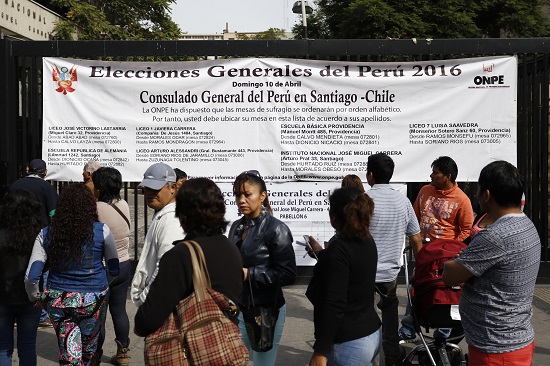 10 de Marzo  del 2016/SANTIAGO  Cientos de personas de nacionalidad peruana llegaron hasta el Instituto Nacional ubicado en la comuna de Santiago para participar con su voto de las elecciones presidenciales de su país de origen     FOTO:FRANCISCO FLORES SEGUEL /AGENCIAUNO