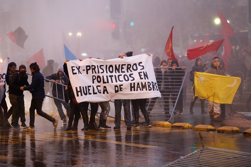 6 de MAYO del 2016/SANTIAGO Esta tarde se realizo una manifestación en apoyo a Chiloé, bajo la consigna “No fue la marea roja, fue la colusión político-empresarial” realizada en Paseo Ahumada con Alameda FOTO:FRANCISCO FLORES SEGUEL/AGENCIAUNO