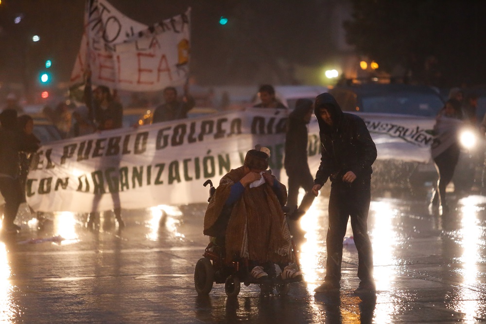 6 de MAYO del 2016/SANTIAGO Esta tarde se realizo una manifestación en apoyo a Chiloé, bajo la consigna “No fue la marea roja, fue la colusión político-empresarial” realizada en Paseo Ahumada con Alameda FOTO:FRANCISCO FLORES SEGUEL/AGENCIAUNO