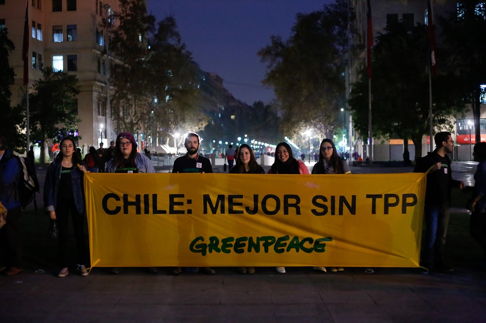 9 de MAYO del 2016/SANTIAGO Esta tarde se realizo una manifestacin en la Plaza de la Ciudadania, al frente del Palacio de la Moneda, en donde distintas organizaciones sociales se manifestaron en contra del TTP y ÒChilo est privadoÓ. En la imagen un grupo de voluntarios de Greenpeace sostiene un lienzo en contra del TTP   FOTO:FRANCISCO FLORES SEGUEL/AGENCIAUNO
