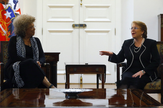 20 de Julio de 2016/SANTIAGO La Presidenta de la República, Michelle Bachelet (d) durante su reunión con la activista estadounidense Angela Davis (i), en el Salón de Audiencias del Palacio de La Moneda. FOTO: PABLO VERA LISPERGUER/AGENCIAUNO