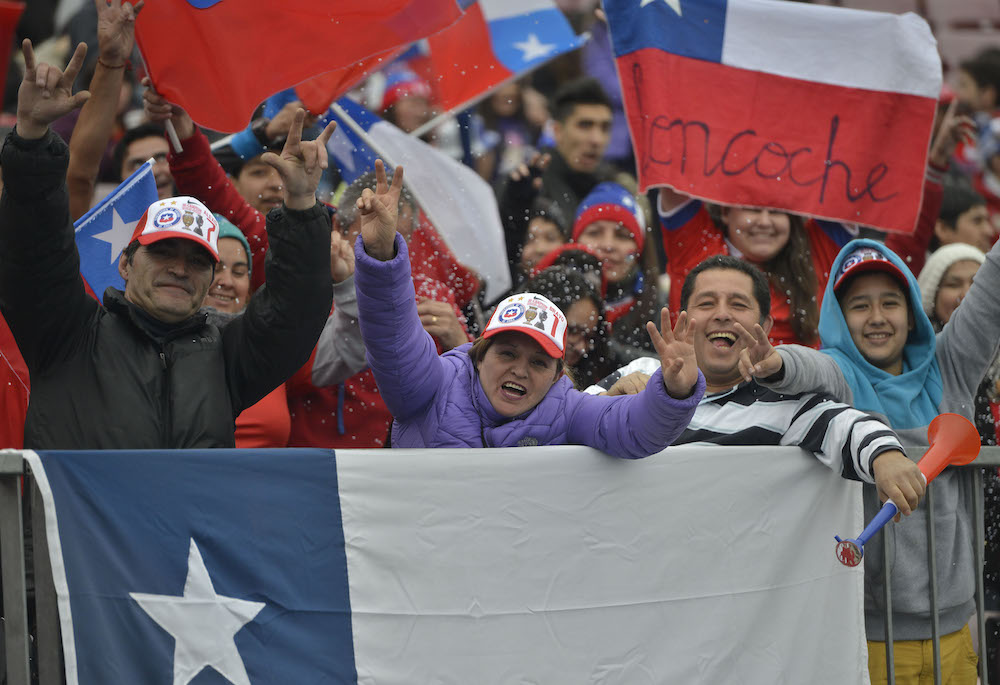 03 de Julio de 2016/SANTIAGO Hinchas saludan en el Estadio Nacional previo al homenaje que se llevara a cabo para festejar y saludar a los jugadores de la Selección Chilena tras la obtención de la Copa Centenario  FOTO:MARIO DAVILA/AGENCIAUNO