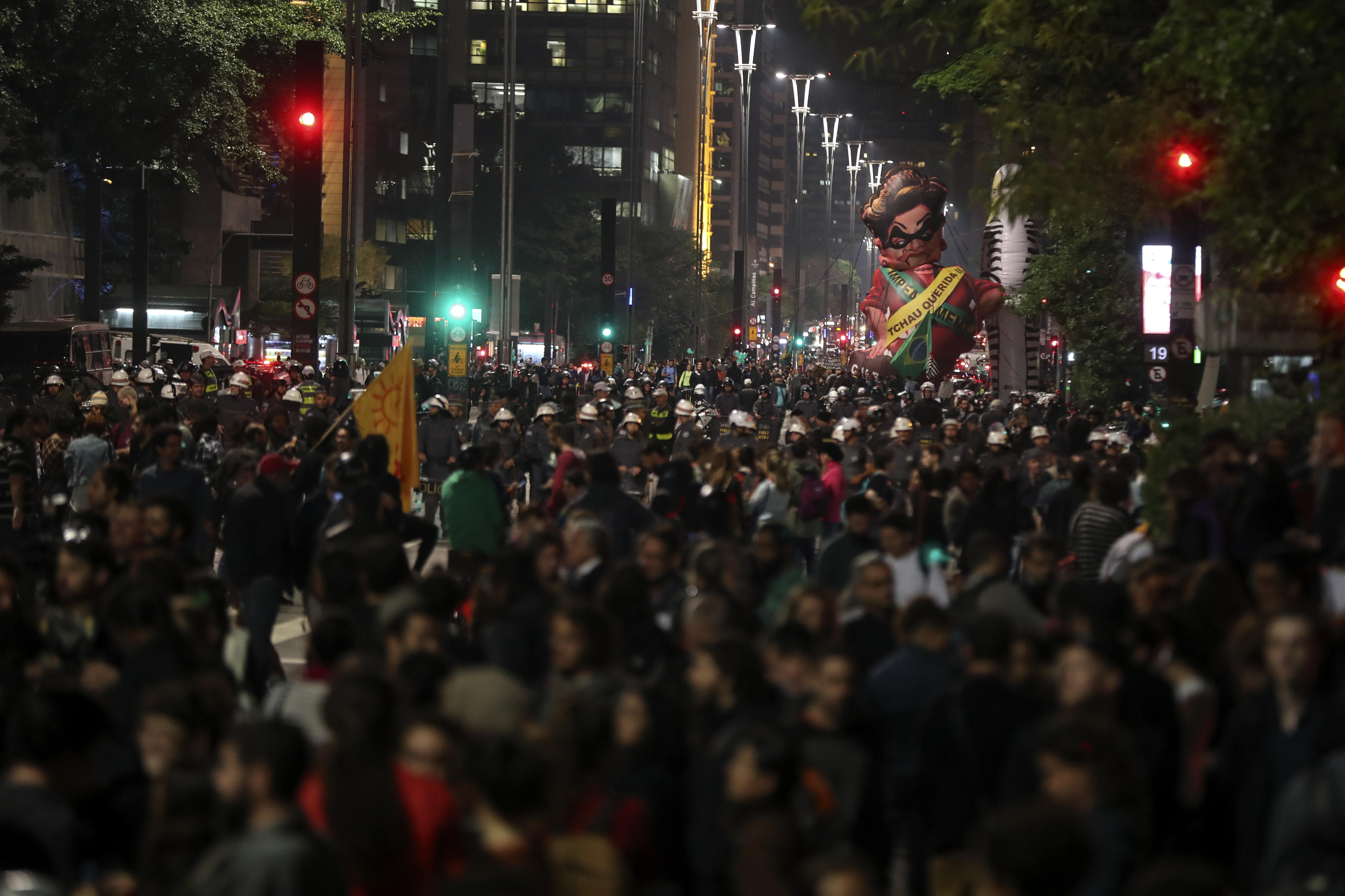 Protestas a favor y en contra de la destitución de Rousseff