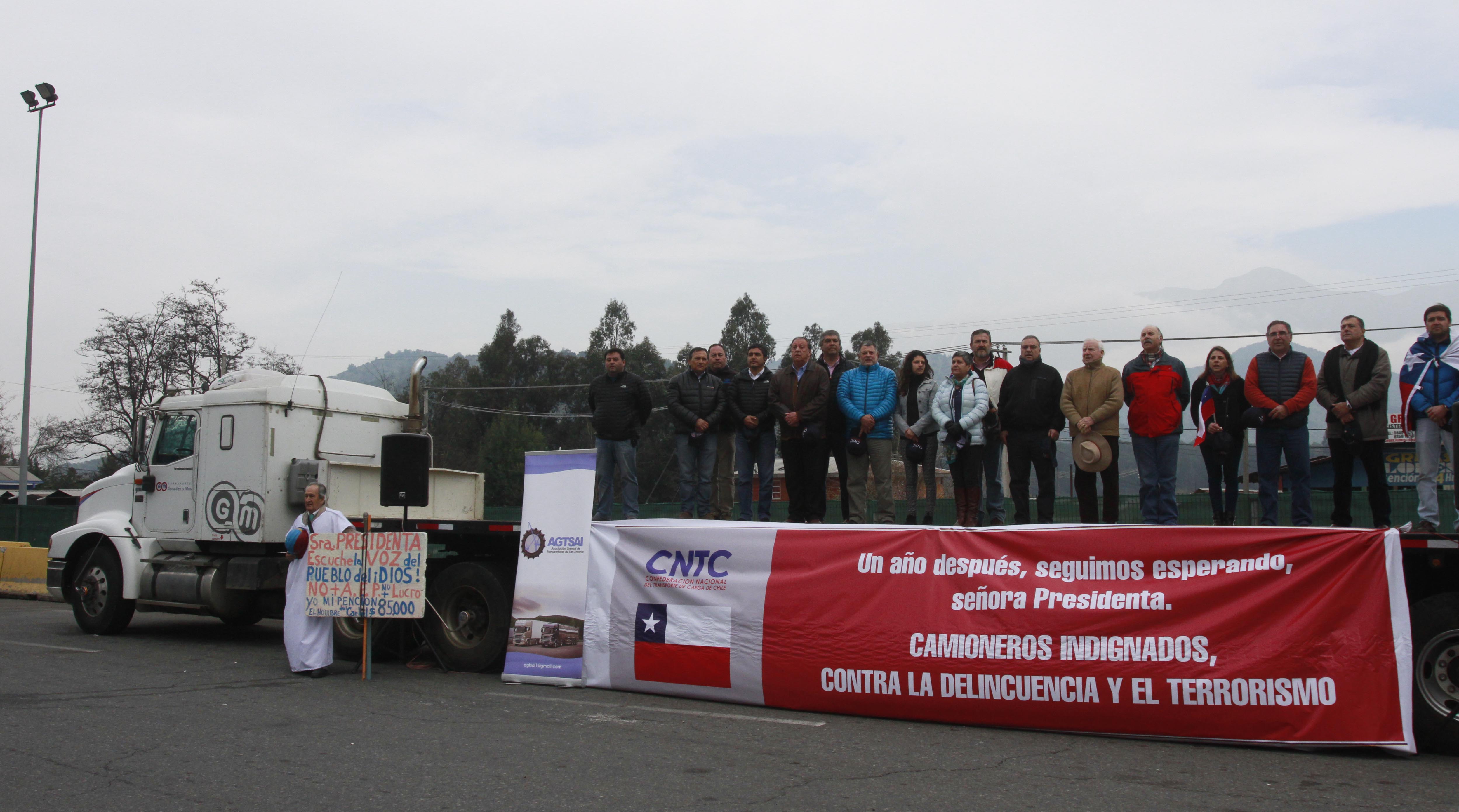 27 de Agosto del 2016/SANTIAGO A un año de cumplirse la caravana de los camioneros con vehículos quemados a La Moneda, la Confederación Nacional del Transporte de Carga de Chile (CNTC) realiza manifestación en el Peaje Angostura de la Ruta 5 Sur, con la asistencia de una decena de camiones los que se mantuvieron a un costado de la ruta sin cortar el transito. FOTO:RODRIGO SAENZ/AGENCIAUNO.