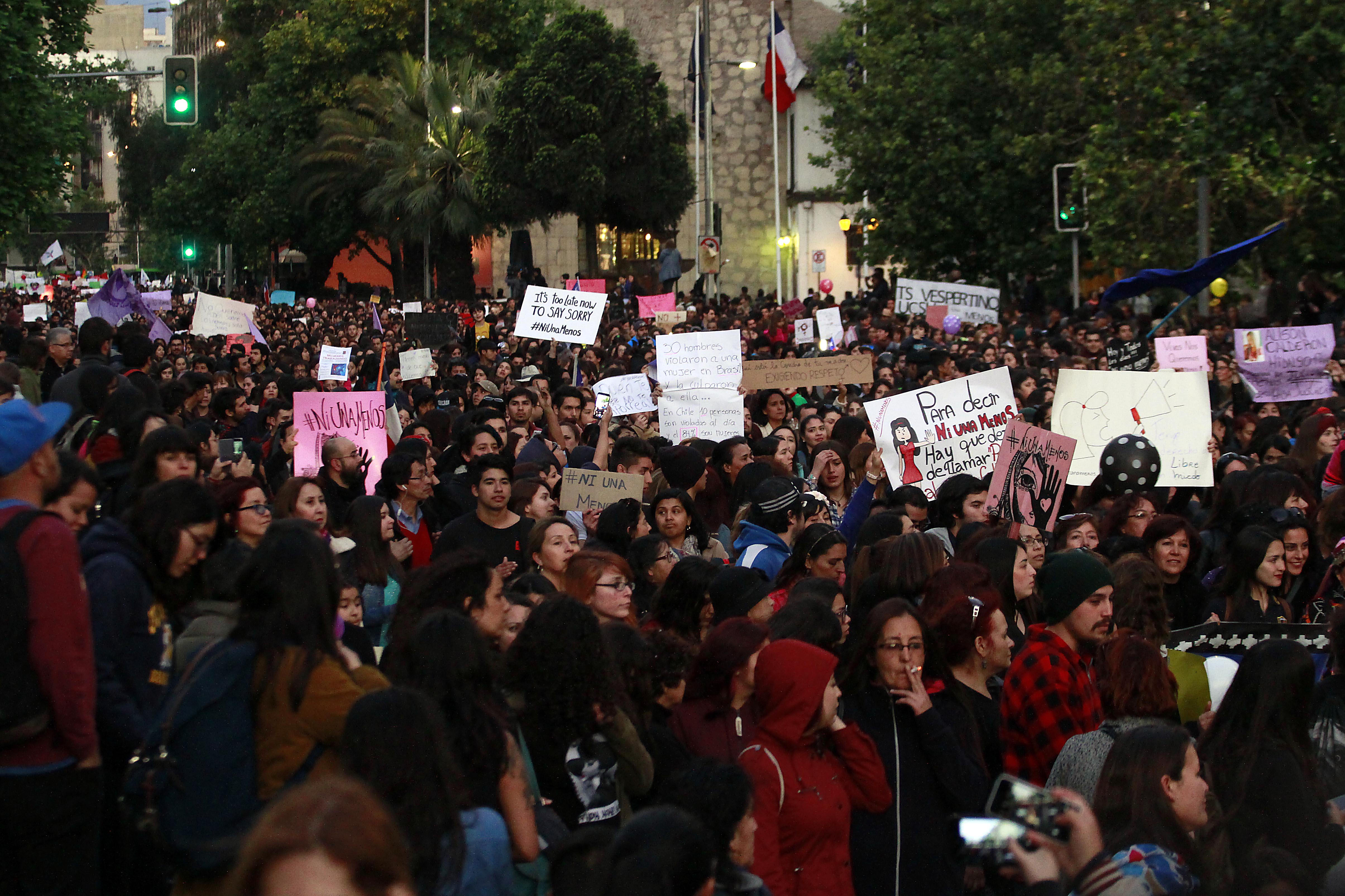 19 de Octubre de 2016/SANTIAGO Miles de personas se congregan en Plaza Italia para marchar por Alameda hacia Los Heroes, protestando contra la violencia hacia la mujer FRANCISCO CASTILLO D./AGENCIAUNO