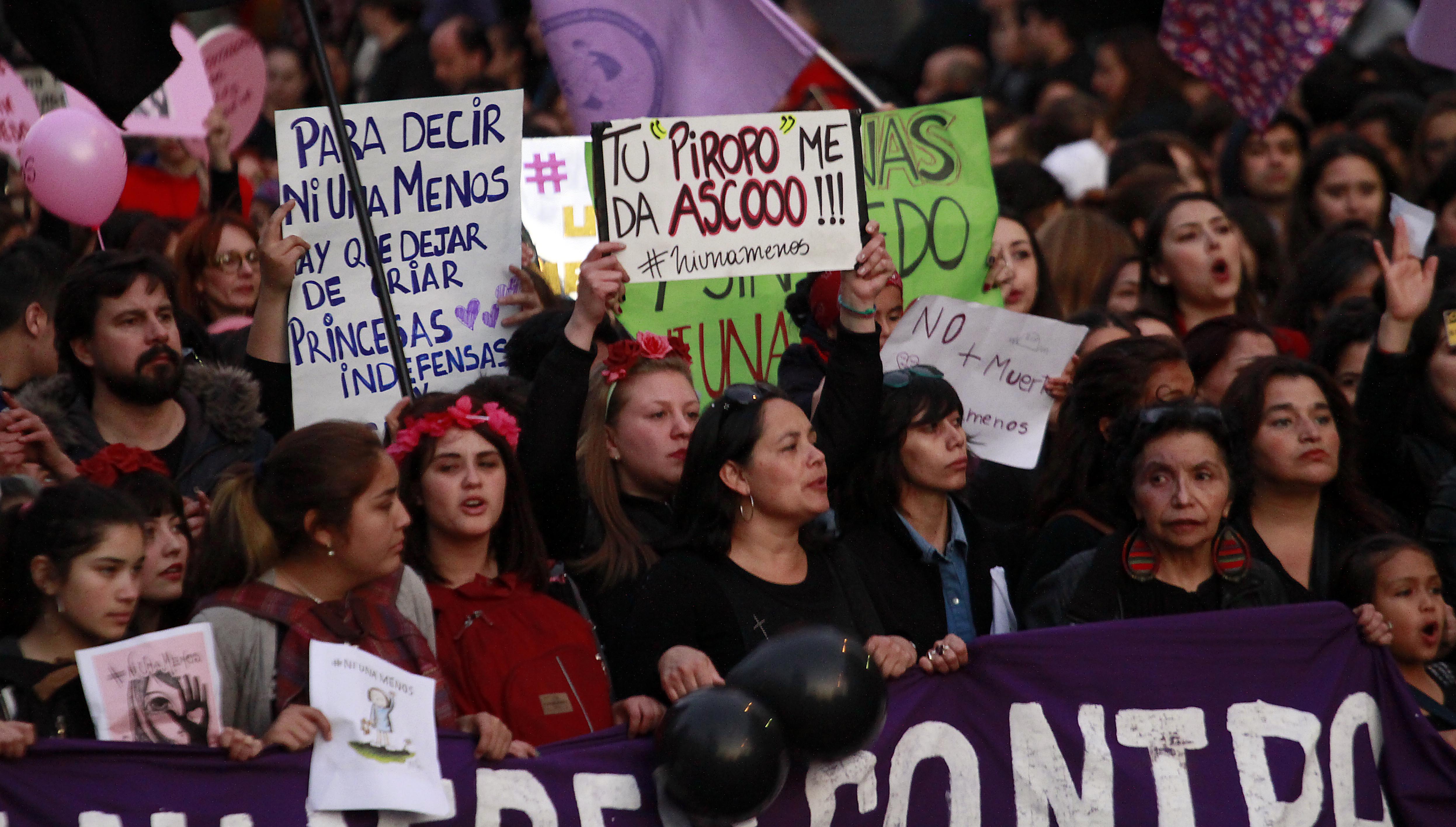 19 de Octubre de 2016/SANTIAGO Miles de personas se congregan en Plaza Italia para marchar por Alameda hacia Los Heroes, protestando contra la violencia hacia la mujer FRANCISCO CASTILLO D./AGENCIAUNO