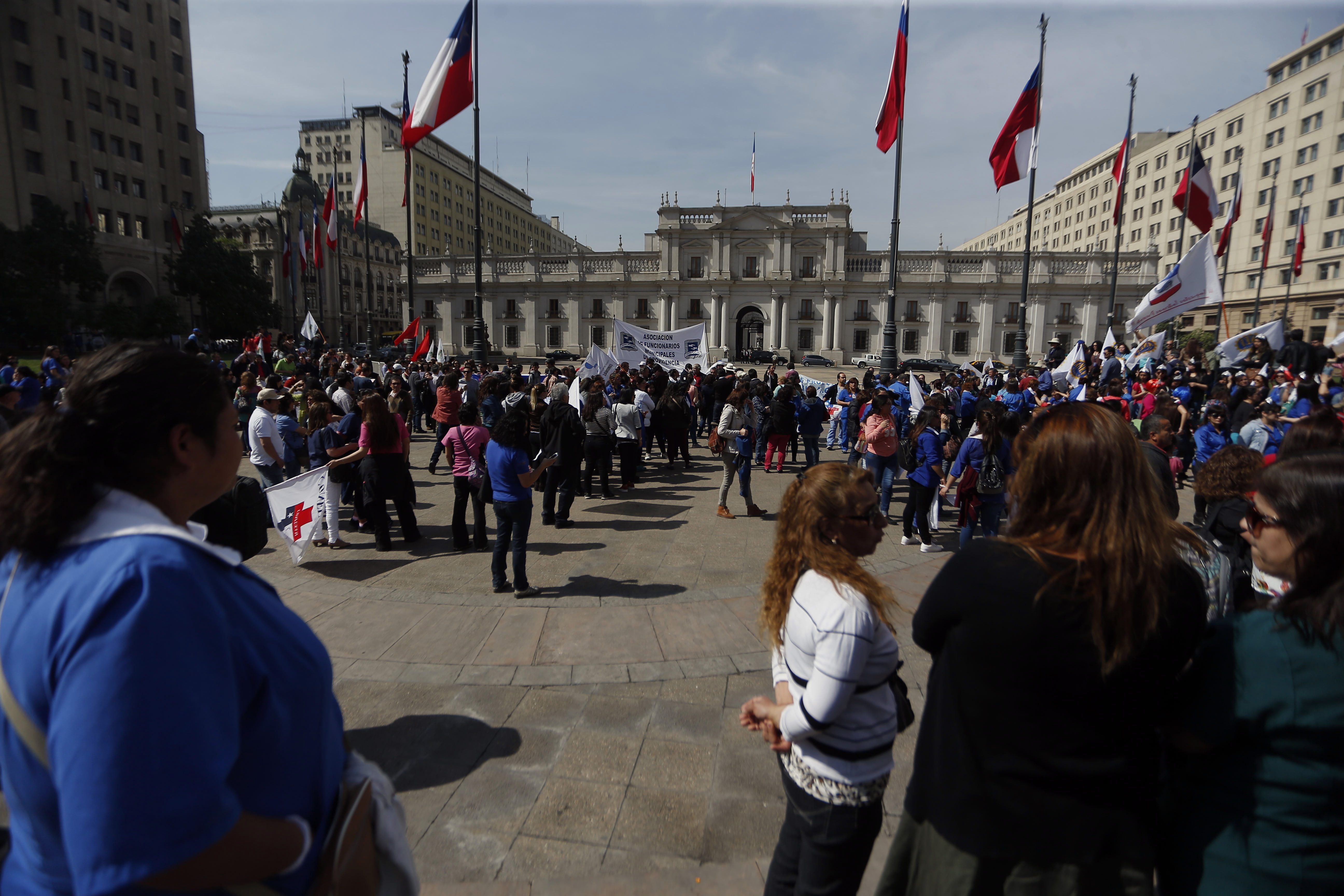 Funcionarios Publicos se concentran frente al Palacio de La Moneda