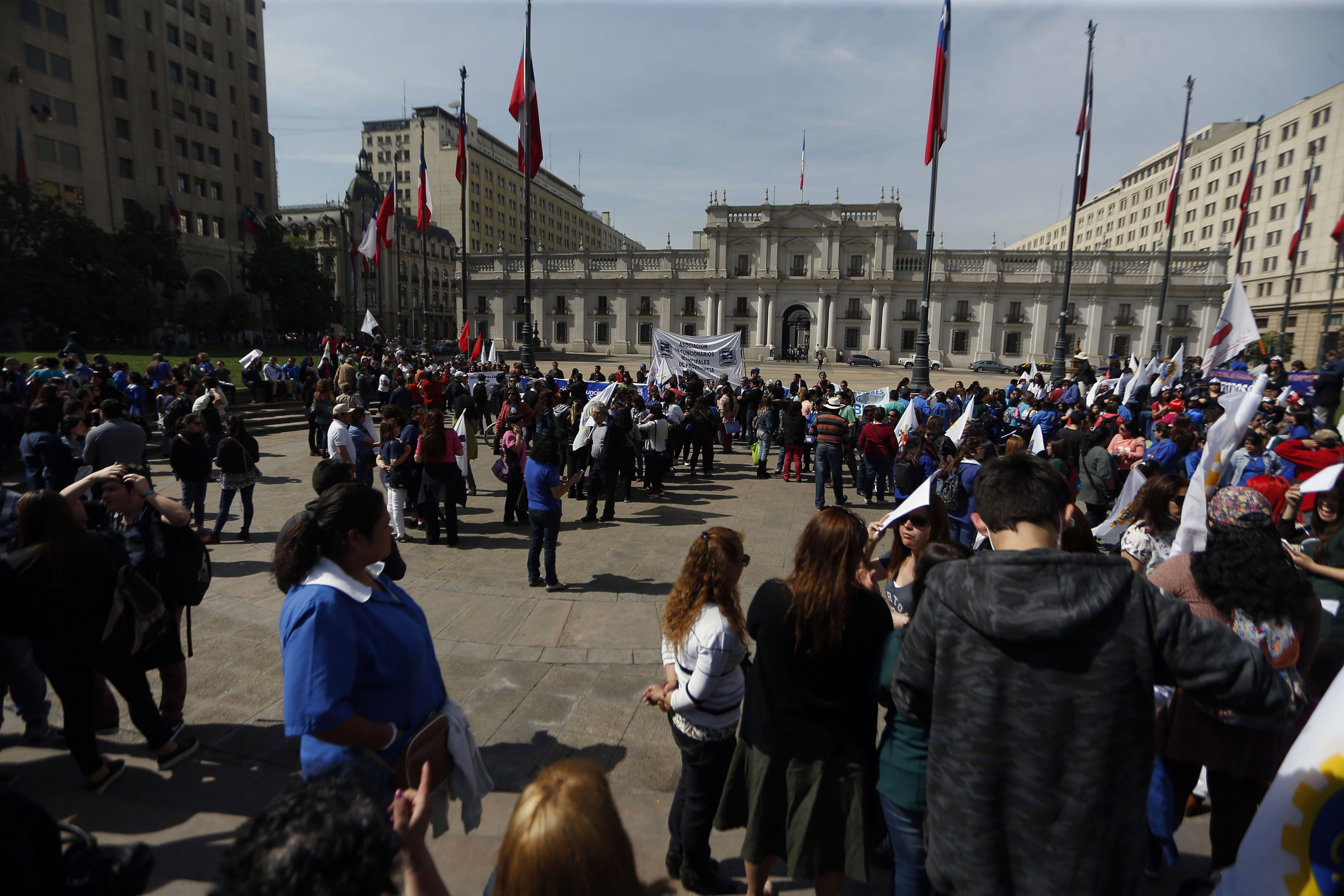 Funcionarios Publicos se concentran frente al Palacio de La Moneda